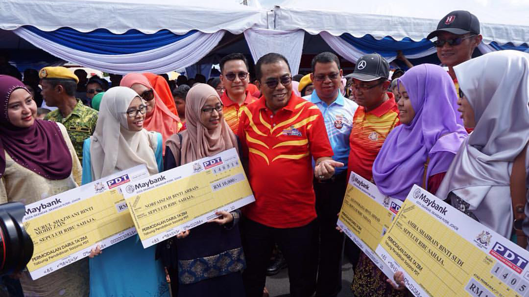 Penyerahan bantuan Tabung Pendidikan Sarjana Permodalan Darul Ta’zim (PDT) oleh Menteri Besar Johor