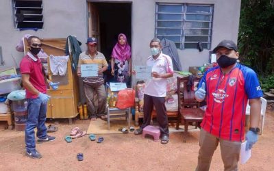 100 KELUARGA DI BATU PAHAT, JOHOR TERIMA BANTUAN