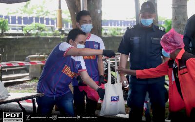 PDT SUMBANG 200 PEK MAKANAN KEPADA GELANDANGAN