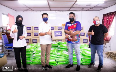 100 KOTAK MAKANAN DIAGIHKAN KEPADA PENDUDUK SEKITAR PASIR GUDANG